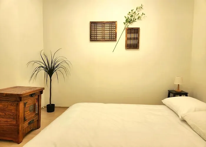 Byulbam - 5mins To Hyochang Park Station Apartment *